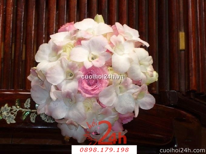 Dịch vụ cưới hỏi 24h trọn vẹn ngày vui chuyên trang trí nhà đám cưới hỏi và nhà hàng tiệc cưới | Hoa lan trắng với hoa hồng phớt